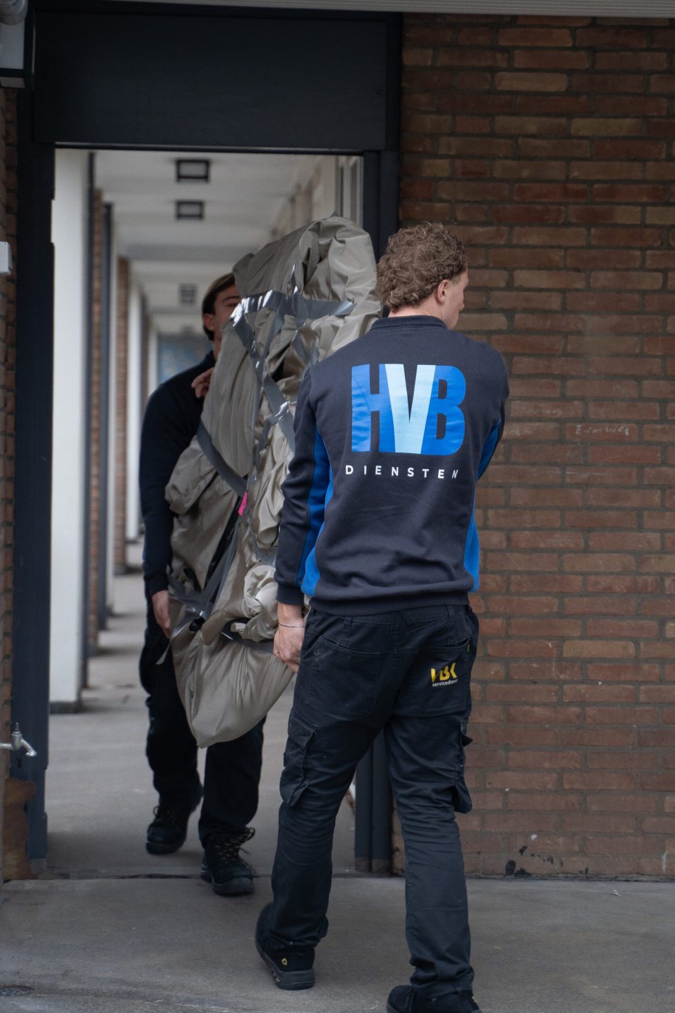 Een lid van de HVB-ploeg in werkkleding tijdens een opdracht.