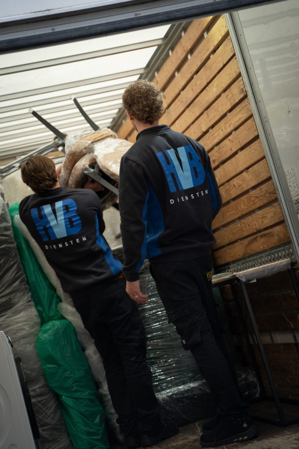 HVB-team laadt een volle trailer in voor een internationale rit